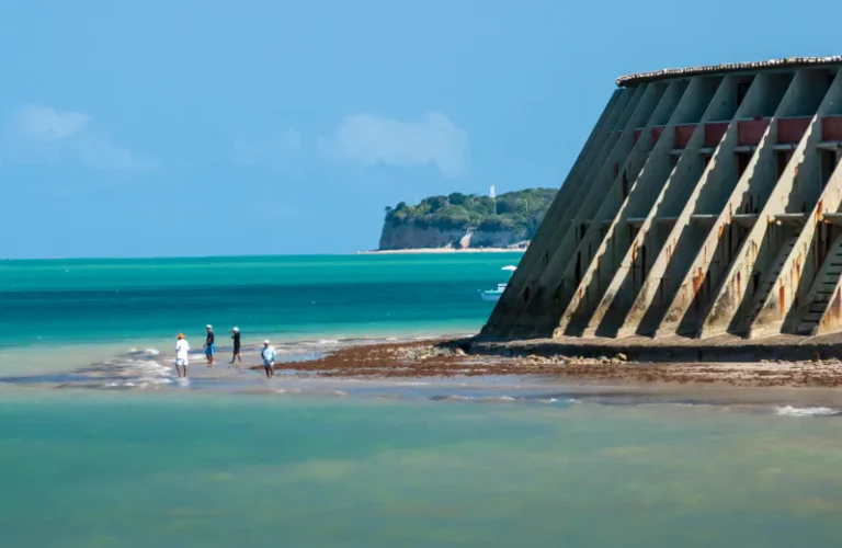 joao-pessoa-paraiba-brasil-praia-de-tambau-com-suas-aguas-azul-turquesa